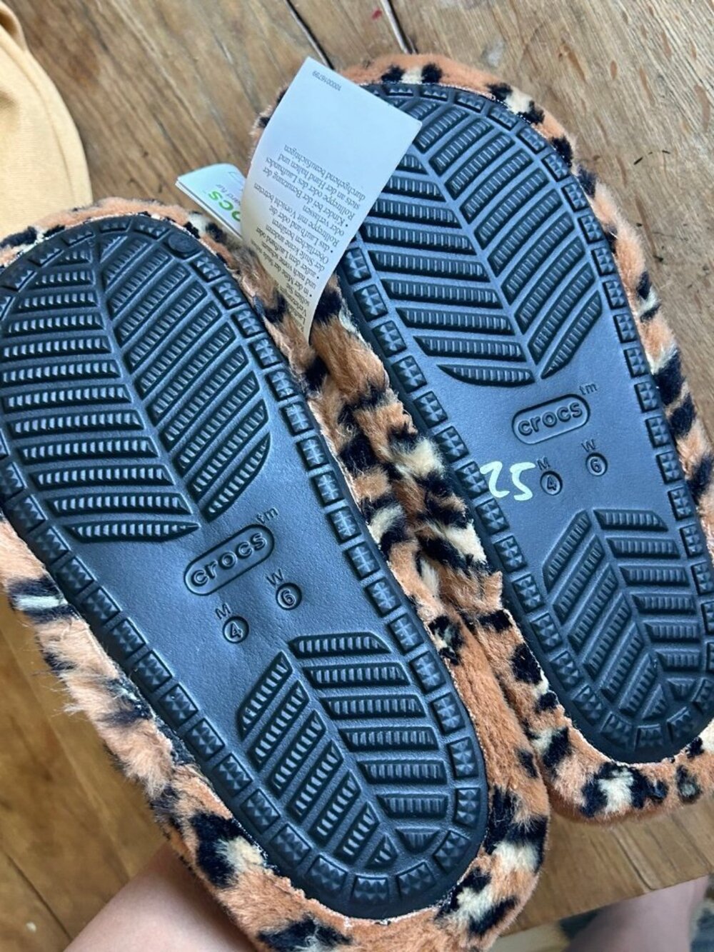 NEW Crocs slippers furry animal print women’s size 6 -7 SO CUTE! Soft fur - Picture 4 of 7